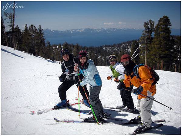 故意站很後面，結果看起來有點像小矮人