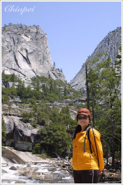 瀑頂的溪流和高山