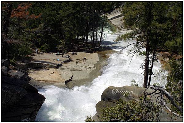 站在 Nevada Fall Bridge 回頭望向 Vernal Fall