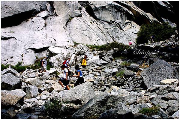 陡峭的山勢（往上看）