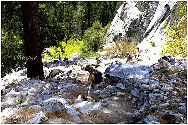 陡峭的山勢（往下看）