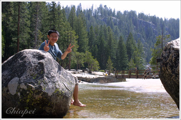 這個大石有個窟窿，像躺椅似的