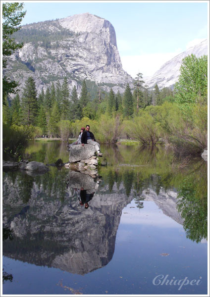爬到湖中的大石頭照相