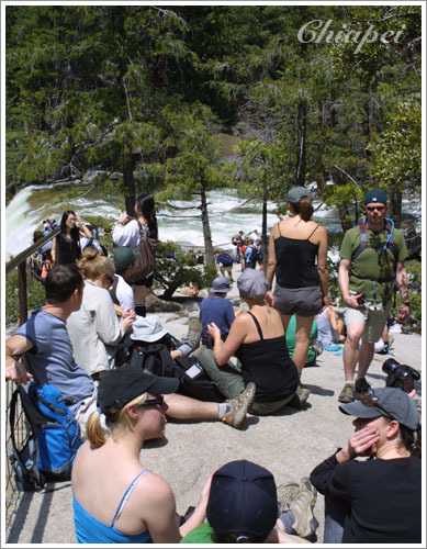 人山人海的 top of Vernal Fall