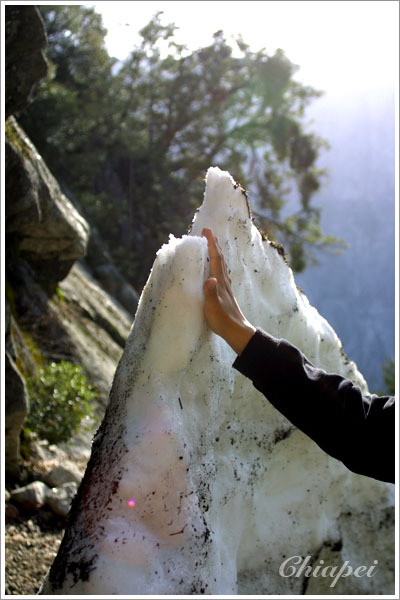 山邊偶爾可以見到還沒融化的冰雪