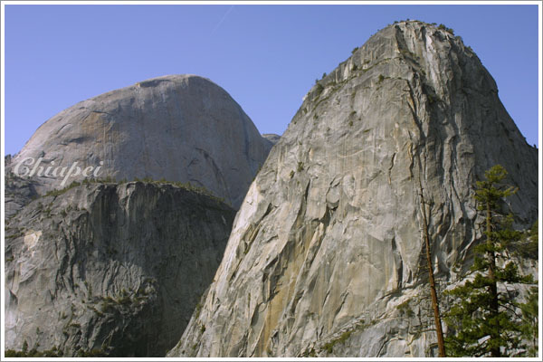 左邊那個應該是 Half Dome 的背面