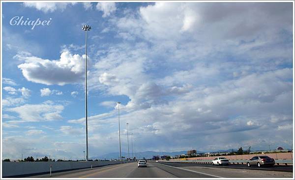 ㄟ...我說啊...這燈柱那麼高是要幹嘛？