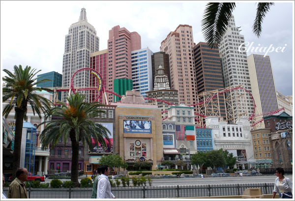 對街就能聽見坐雲霄飛車的人的尖叫聲