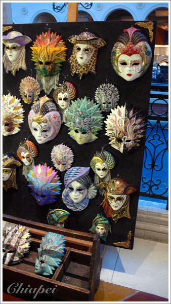 威尼斯嘛，當然少不了嘉年華的面具囉