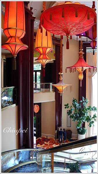 注意看照片下方的電動扶梯 -- 竟然是有弧度的那種音樂廳樓梯！