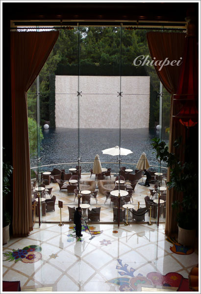 『走』下樓梯後的大落地窗下午茶區