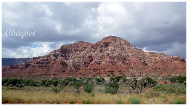 紅色的山，紋理超清楚