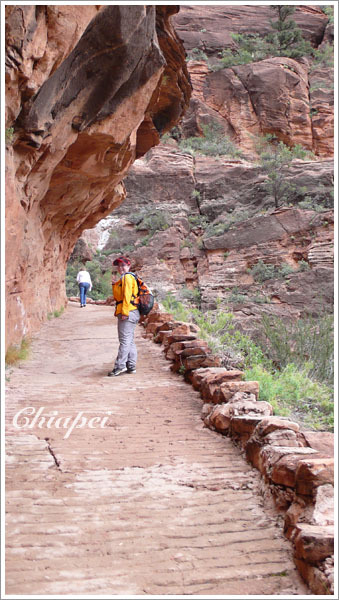 走在鑿出來的山徑裡