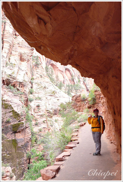 走入 Refrigerator Canyon 裡