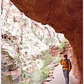 走入 Refrigerator Canyon 裡