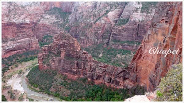對面另一個也是薄薄的岩山