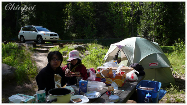 滿滿一桌的早餐