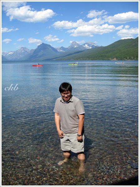 『靠.....這水會不會太冰了..』