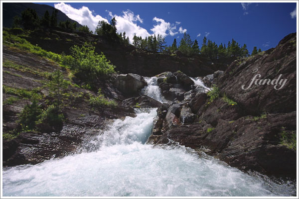 從水中間照瀑布還滿厲害的