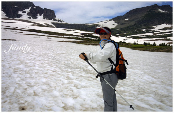 拿起登山杖假裝滑雪