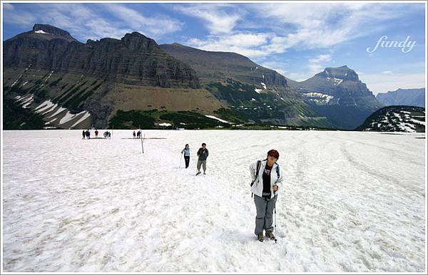 在雪地上健行真累...