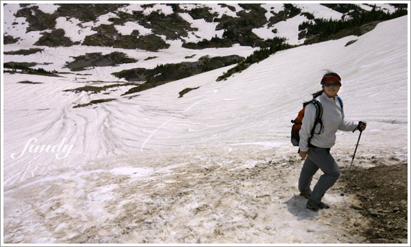 我身後的那些軌跡是真的有人滑雪下去哦！
