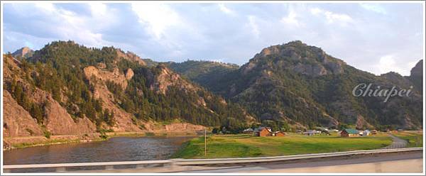 途經一處桃花源似的水岸小鎮