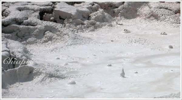啵啵啵的泥火山