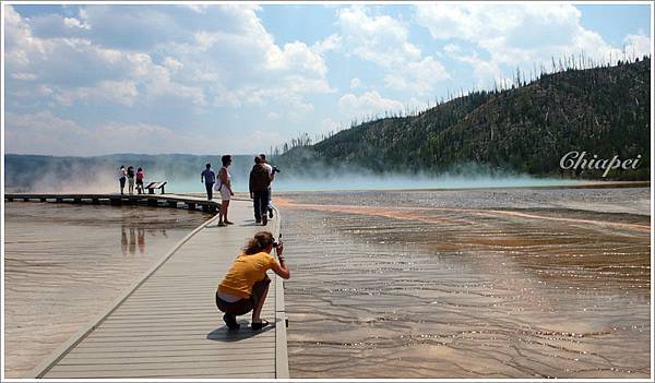 冒著藍煙和橘煙