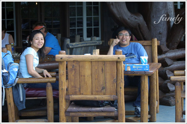 回到旅館休息（看到桌上的藍色盒子嗎？嘿嘿..）