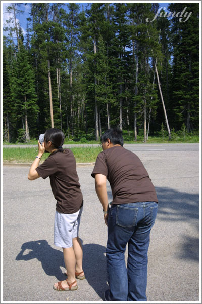 ckb在幫小霈噴防蚊液