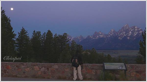 五點出門看日出，一輪明月掛高空