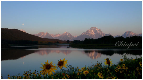山頭漸漸變成紅色，月兒漸漸西沉