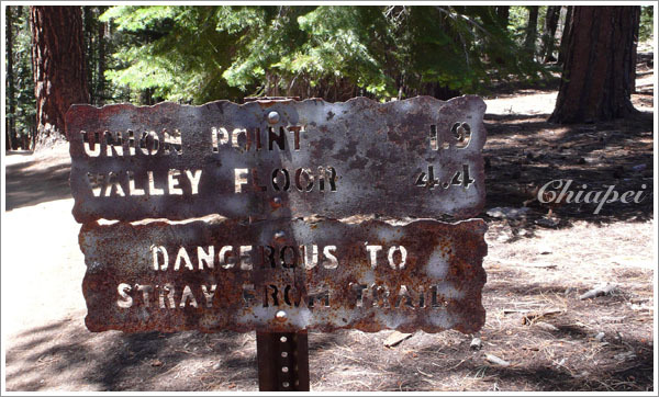 從 Valley Floor 出發，我們已經走了 4.4 miles