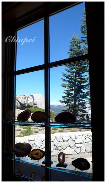 從紀念品店裡的櫥窗看 Half Dome