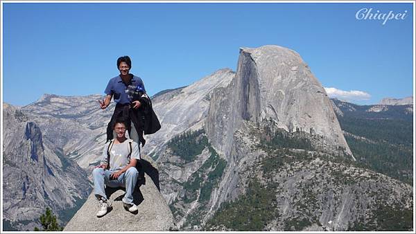 站在一塊突出的岩石上與 Half Dome 合照