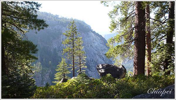 太陽的角度愈來愈低，我們還有1000公尺的下坡路... orz