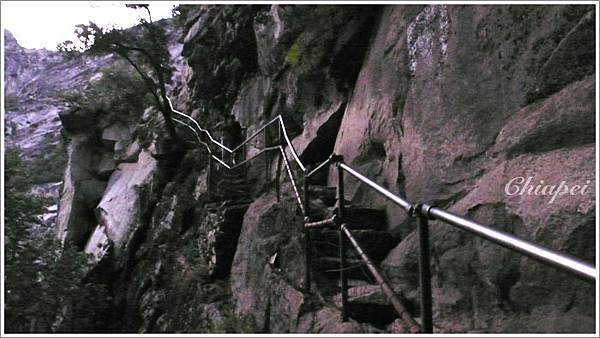 趁著天色全黑之前，一定要走過 Vernal Fall 這段天梯！