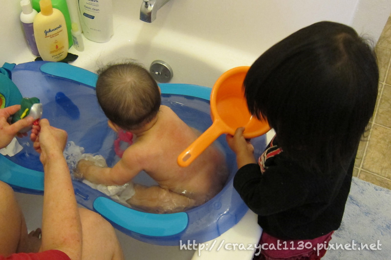 6/8 技術不太好,結果把自己澆得滿身濕 6/8 技術不太好,結果把自己澆得滿身濕