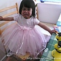 6/10 奶奶幫小牛穿上公主裝,不知道大小姐怎麼這個臉色... :p
