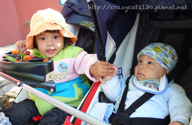 6/10 弟弟終於不哭了.. 6/10 弟弟終於不哭了..