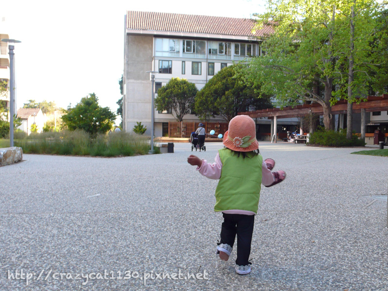 6/10 拎著鞋子赤腳跑跑跑 6/10 拎著鞋子赤腳跑跑跑