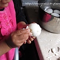 6/13 雖然坑坑巴巴,但是很有耐心地剝完一顆,都沒破喲!