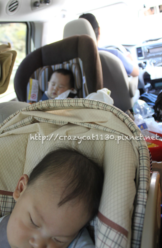 6/26 兩個娃娃一起入睡！「這就是我們最~快~樂~的一件事~~」XD