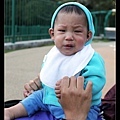 8/14 小精靈不小心摔倒了，而且是臉著地，一定超痛~ 