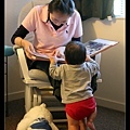 9/1 Q寶：阿姨借我看借我看借我看嘛~（一腳還抬起來咧）