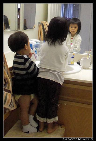 姊弟倆一起洗手刷牙（難得的和平相處畫面）