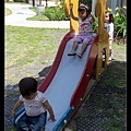 與妞妞姊姊一起玩溜滑梯