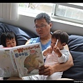 父子三人看故事書
