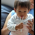 Q寶很認真地在用爸爸的牙線棒 XD